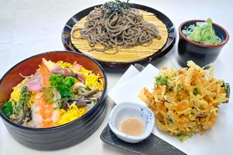 春の海鮮ちらしと桜エビのかき揚げざるそば